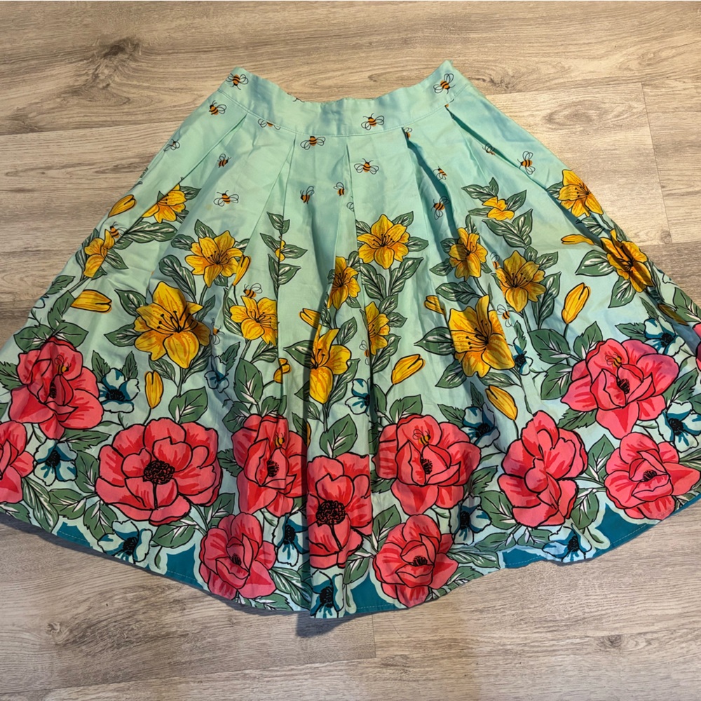 Beautiful floral skirt. Size small.